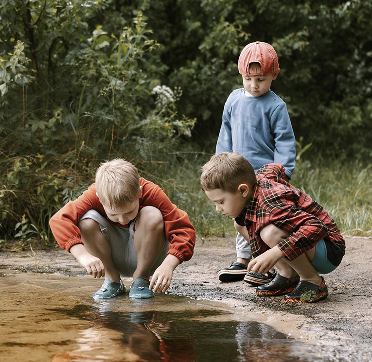 niños jugando barro